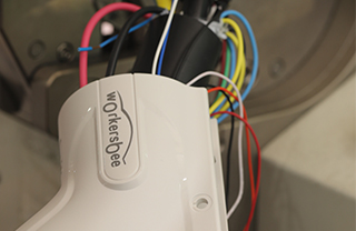 Produzione di connettori OEM per veicoli elettrici: linea automatizzata con test e ispezione