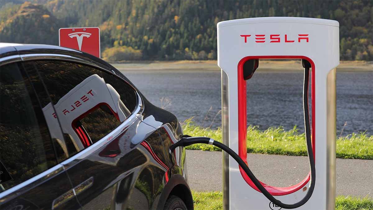 Che cos'è il connettore Tesla NACS (SAE J3400)?